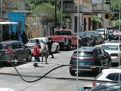 Al lugar arribaron elementos de la Policía, quienes en un operativo lograron rescatar a las dos personas así como detener al menos a 3 presuntos delincuentes.  