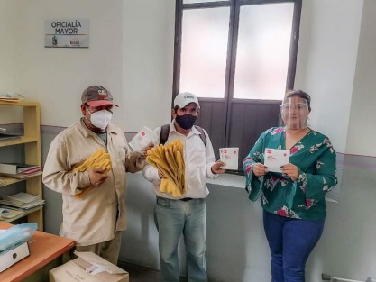 El H. Ayuntamiento de Teocelo, continúa reforzando las medidas de prevención para la población y trabajadores al servicio del Municipio. Con el objetivo de evitar contagios  por  COVID-19 el Ayuntamiento de Teocelo entregó insumos de prevención a trabajadores de Limpia Pública, Parques y Jardines, Policía Municipal y  Servicios Generales.