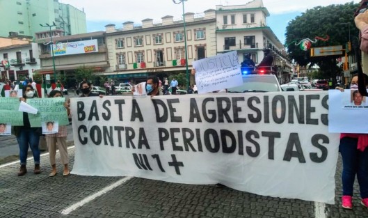 Trabajadores de los medios se manifestaron en la ciudad  de Xalapa. Exigieron justicia para el periodista Julio Valdivia, asesinado el día de ayer en el municipio de Tezonapa, Veracruz. 