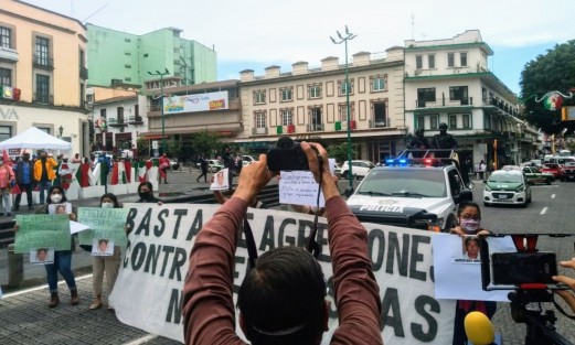 Trabajadores de los medios se manifestaron en la ciudad  de Xalapa. Exigieron justicia para el periodista Julio Valdivia, asesinado el día de ayer en el municipio de Tezonapa, Veracruz. 