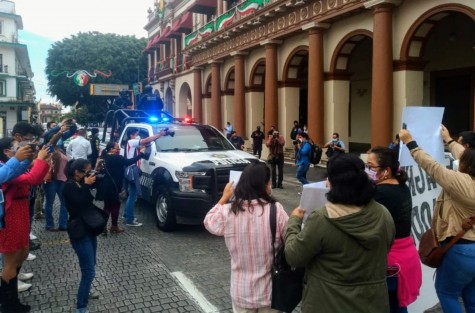 Trabajadores de los medios se manifestaron en la ciudad  de Xalapa. Exigieron justicia para el periodista Julio Valdivia, asesinado el día de ayer en el municipio de Tezonapa, Veracruz. 