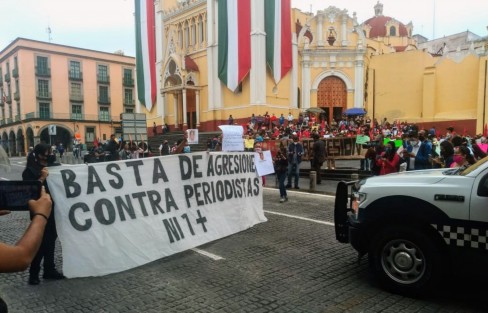 Trabajadores de los medios se manifestaron en la ciudad  de Xalapa. Exigieron justicia para el periodista Julio Valdivia, asesinado el día de ayer en el municipio de Tezonapa, Veracruz. 