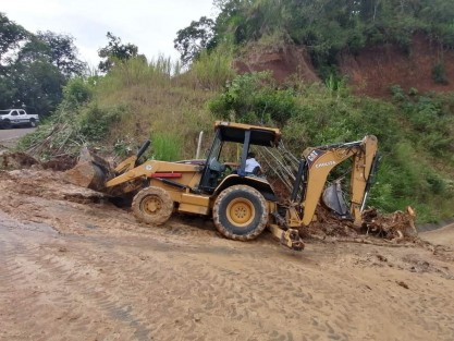 Protección Civil Teocelo, Servicios Generales, Obras Publicas, Desarrollo Urbano, Secretaría del Ayuntamiento y Policía Municipal  continúan trabajando en la carretera Teocelo - Baxtla para remover tierra, piedras y árboles por el deslave registrado la madrugada de hoy; se estima que en breve la circulación estará abierta  en su totalidad.  