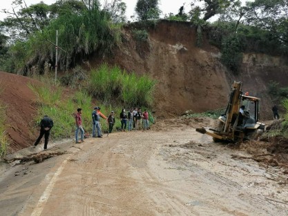 Se sigue exhortando a los automovilistas a circular con precaución, ante residuos de lodo, tierra o polvo en superficies de carreteras y caminos ante los deslaves en esta temporada de lluvias 