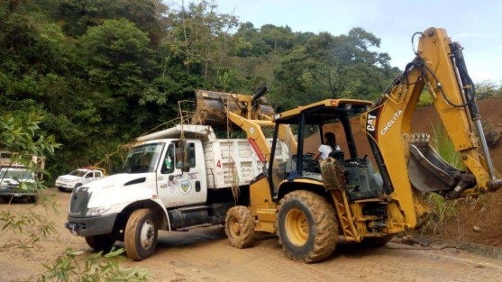 Se sigue exhortando a los automovilistas a circular con precaución, ante residuos de lodo, tierra o polvo en superficies de carreteras y caminos ante los deslaves en esta temporada de lluvias 