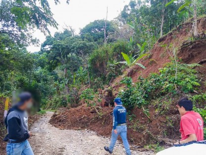 Se atienden reportes de deslaves en el camino a la Comunidad de La Isla, en el que se trabaja en este momento y se continuará atendiendo reportes de la ciudadanía durante la noche, con el objetivo de mantener las vías de comunicación seguras para quienes transitan por ellas.