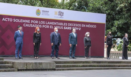 Funcionarios del Gobierno del Estado encabezados por el gobernador de Veracruz, Cuitláhuac García Jiménez, rindieron homenaje en el parque Benito Juárez de Xalapa, Ver., a los mexicanos que han fallecido durante la actual pandemia.