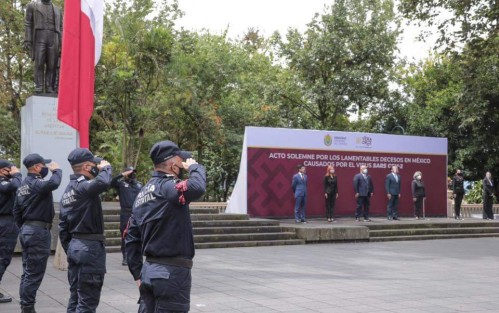 Funcionarios del Gobierno del Estado encabezados por el gobernador de Veracruz, Cuitláhuac García Jiménez, rindieron homenaje en el parque Benito Juárez de Xalapa, Ver., a los mexicanos que han fallecido durante la actual pandemia.