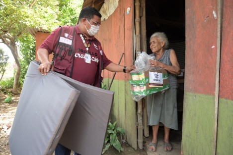 En la Cuenca del Papaloapan 550 familias recibieron alimentos, colchonetas, cobijas y láminas; mientras que personal de Vectores de la Jurisdicción Sanitaria IX realizó termonebulización en 47 hectáreas, protegiendo así a 3 mil 860 personas, y las brigadas de Promoción de la Salud dieron consultas a fin de detectar casos de hipertensión arterial (HTA) y diabetes.
