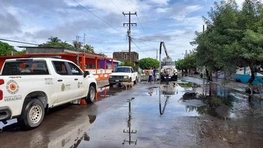 Junto con elementos de la Secretaría de la Defensa Nacional (SEDENA), Guardia Nacional (GN), Seguridad Pública (SSP), Comisión del Agua del Estado de Veracruz (CAEV) y ayuntamientos, se efectuaron recorridos de verificación, desazolve con camión Vactor y bombas de achique; así como Evaluación de Daños y Análisis de Necesidades (EDAN) en cada demarcación.
