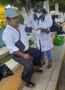 En Tlacojalpan y Tres Valles, trabajadores de Regulación Sanitaria aplicaron cédulas a los albergues, en acato a los lineamientos contra contagios del virus SARS-CoV-2, y llevaron a cabo la toma de muestras de Colilert, cloración de 22 mil litros de agua, distribución de 50 frascos de plata coloidal e impartieron pláticas de manejo higiénico de alimentos, saneamiento básico y prevención del coronavirus.