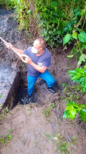 Trabajadores del Área de Obras Públicas del Ayuntamiento de Teocelo lleva a cabo limpieza y desazolve de drenajes y alcantarillas en la colonia Cañada de Apilot, en la cual se  retiró, tierra,  piedras y residuos orgánicos que obstaculizaban el paso de aguas a las alcantarillas, demás se chapeó la zona adyacente para evitar que se tapen con la corriente agua pluvial.
