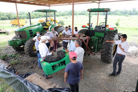 A fin de impulsar el cultivo de pastos mejorados que sirvan como forraje verde y ensilado, la Secretaría de Desarrollo Agropecuario, Rural y Pesca (SEDARPA) repartió semilla y maquinaria entre 70 campesinos de Maravillas, Crucetal, Mercado, Tanceme, Cucharas y esta cabecera municipal.

