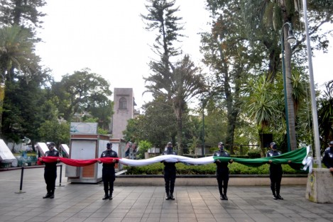 El Gobernador Cuitláhuac García Jiménez presidió la ceremonia de izamiento de Xalapa, con lo que se dio inicio a los festejos por el 210 aniversario del inicio  de la Guerra de Independencia. La breve ceremonia sólo fue acompañada por algunos funcionarios. 