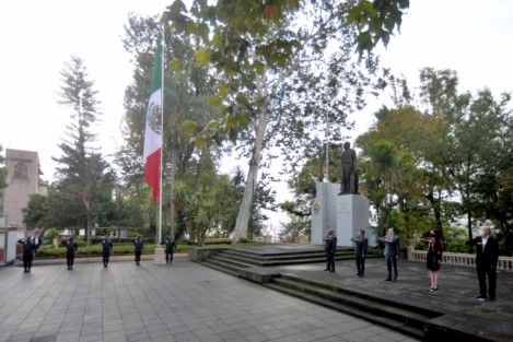 El Gobernador Cuitláhuac García Jiménez presidió la ceremonia de izamiento de Xalapa, con lo que se dio inicio a los festejos por el 210 aniversario del inicio  de la Guerra de Independencia. La breve ceremonia sólo fue acompañada por algunos funcionarios. 