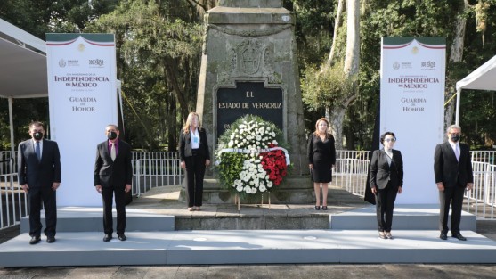 Guardia de Honor por el DIF Estatal en el monumento del Padre de la patria, don Miguel Hidalgo y Costilla. 