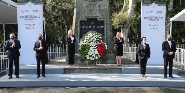 Guardia de Honor por el DIF Estatal en el monumento del Padre de la patria, don Miguel Hidalgo y Costilla. 
