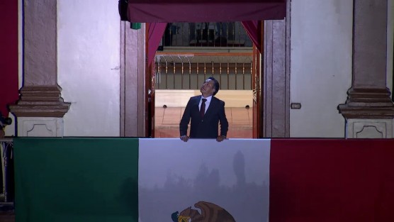 Posteriormente, el gobernador y algunos funcionarios presentes en los balcones de Palacio de Gobierno, disfrutaron del espectáculo de pirotecnia. 