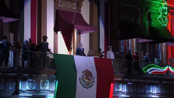 Posteriormente, el gobernador y algunos funcionarios presentes en los balcones de Palacio de Gobierno, disfrutaron del espectáculo de pirotecnia. 