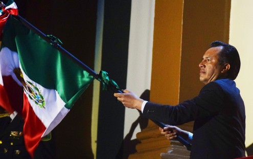 El Gobernador Cuitláhuac García Jiménez, ondeó la bandera nacional en el tradicional Grito de Independencia al celebrarse el 210 aniversario. Con apego a las medidas de sana distancia, el acto transcurrió ante una plaza Lerdo vacía.  