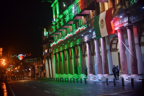 En medio de estrictas medidas de seguridad e higiene el gobernador de Veracruz, Cuitláhuac García Jiménez, encabezó la ceremonia del Grito de Independencia en el Palacio de Gobierno. Debido al confinamiento se realizó sin público ni artistas como era tradición y sólo pudo ser apreciado por señal de televisión y transmisión vía internet. 