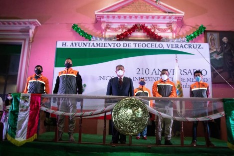 El Alcalde de Teocelo, Mario Antonio Chama Díaz, reconoció el trabajo de los médicos, enfermeras y de todos los profesionales de la salud, durante la arenga del 210 Aniversario del Grito de Independencia celebrado en la Tierra del Dios Tigre.