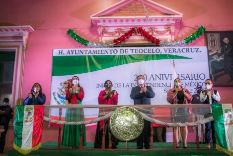 En una ceremonia celebrada sin público por la emergencia sanitaria que se vive, el Presidente Municipal de Teocelo, Mario Antonio Chama Díaz; la Síndica, Zayra del Carmen Martínez Andrade; la Secretaria del Ayuntamiento, Trinidad Martínez Larios y la Presidenta del DIF Municipal, Mara Chama Villa, encabezaron el acto protocolario con motivo del 210 aniversario del inicio de la guerra de Independencia, que se llevó a cabo de manera virtual a través de las redes sociales oficiales del ayuntamiento.  