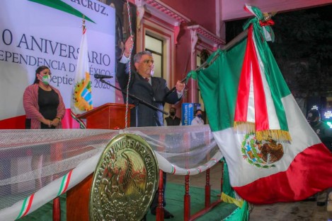 En una ceremonia celebrada sin público por la emergencia sanitaria que se vive, el Presidente Municipal de Teocelo, Mario Antonio Chama Díaz; la Síndica, Zayra del Carmen Martínez Andrade; la Secretaria del Ayuntamiento, Trinidad Martínez Larios y la Presidenta del DIF Municipal, Mara Chama Villa, encabezaron el acto protocolario con motivo del 210 aniversario del inicio de la guerra de Independencia, que se llevó a cabo de manera virtual a través de las redes sociales oficiales del ayuntamiento.  