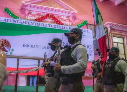 En una ceremonia celebrada sin público por la emergencia sanitaria que se vive, el Presidente Municipal de Teocelo, Mario Antonio Chama Díaz; la Síndica, Zayra del Carmen Martínez Andrade; la Secretaria del Ayuntamiento, Trinidad Martínez Larios y la Presidenta del DIF Municipal, Mara Chama Villa, encabezaron el acto protocolario con motivo del 210 aniversario del inicio de la guerra de Independencia, que se llevó a cabo de manera virtual a través de las redes sociales oficiales del ayuntamiento.  