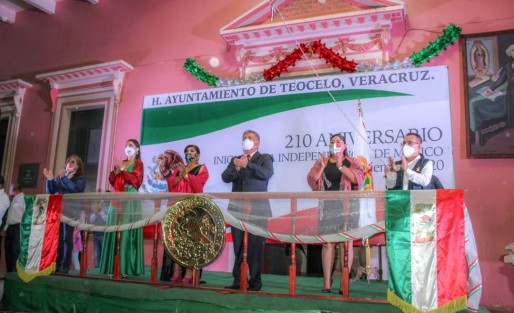 En una ceremonia celebrada sin público por la emergencia sanitaria que se vive, el Presidente Municipal de Teocelo, Mario Antonio Chama Díaz; la Síndica, Zayra del Carmen Martínez Andrade; la Secretaria del Ayuntamiento, Trinidad Martínez Larios y la Presidenta del DIF Municipal, Mara Chama Villa, encabezaron el acto protocolario con motivo del 210 aniversario del inicio de la guerra de Independencia, que se llevó a cabo de manera virtual a través de las redes sociales oficiales del ayuntamiento.  