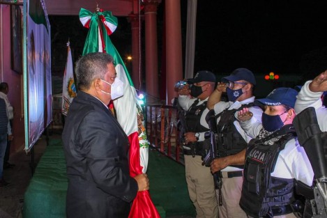 En una ceremonia celebrada sin público por la emergencia sanitaria que se vive, el Presidente Municipal de Teocelo, Mario Antonio Chama Díaz; la Síndica, Zayra del Carmen Martínez Andrade; la Secretaria del Ayuntamiento, Trinidad Martínez Larios y la Presidenta del DIF Municipal, Mara Chama Villa, encabezaron el acto protocolario con motivo del 210 aniversario del inicio de la guerra de Independencia, que se llevó a cabo de manera virtual a través de las redes sociales oficiales del ayuntamiento.  