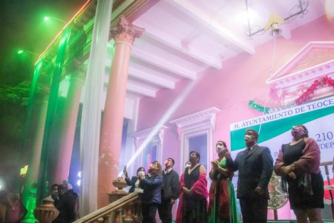 En una ceremonia celebrada sin público por la emergencia sanitaria que se vive, el Presidente Municipal de Teocelo, Mario Antonio Chama Díaz; la Síndica, Zayra del Carmen Martínez Andrade; la Secretaria del Ayuntamiento, Trinidad Martínez Larios y la Presidenta del DIF Municipal, Mara Chama Villa, encabezaron el acto protocolario con motivo del 210 aniversario del inicio de la guerra de Independencia, que se llevó a cabo de manera virtual a través de las redes sociales oficiales del ayuntamiento.  