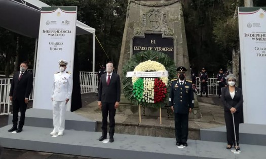 El gobernador Cuitláhuac García Jiménez, acompañado de los titulares de los Poderes Legislativo y Judicial así como de mandos militares, presidió la Guardia de Honor en memoria de los héroes de la Independencia ante el monumento a Don Miguel Hidalgo.  