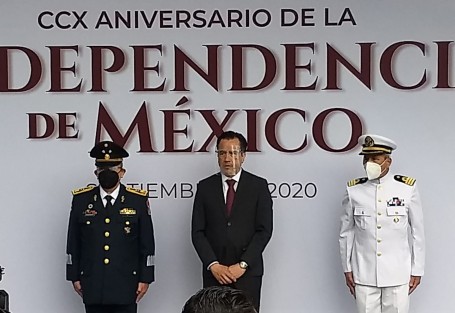 El gobernador Cuitláhuac García Jiménez, acompañado de los titulares de los Poderes Legislativo y Judicial así como de mandos militares, presidió la Guardia de Honor en memoria de los héroes de la Independencia ante el monumento a Don Miguel Hidalgo.  