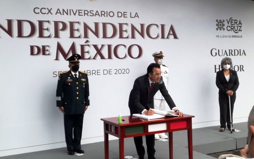 El gobernador Cuitláhuac García Jiménez, acompañado de los titulares de los Poderes Legislativo y Judicial así como de mandos militares, presidió la Guardia de Honor en memoria de los héroes de la Independencia ante el monumento a Don Miguel Hidalgo.  