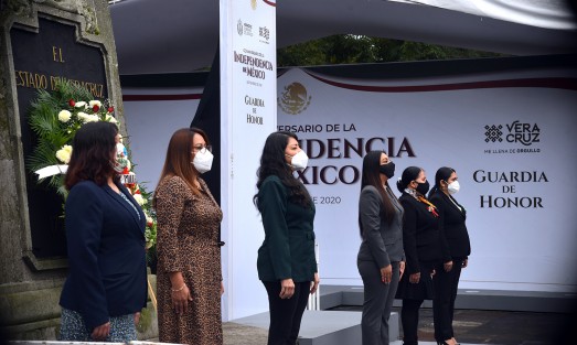  María del Rocío Villafuerte, encargada de despacho del Instituto Veracruzano de la Muje,r encabezó Guardia de Honor en el parque Los Berros.