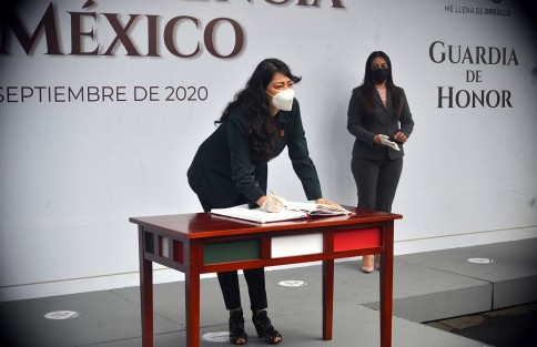  María del Rocío Villafuerte, encargada de despacho del Instituto Veracruzano de la Muje,r encabezó Guardia de Honor en el parque Los Berros.