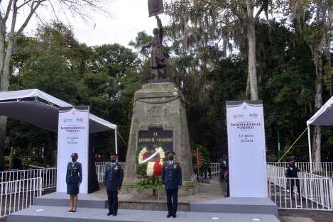 Miembros de la 26 Zona Militar, encabezados por el General de Brigada Federico Eduardo Solórzano Barragán, montaron Guardia de Honor ante el monumento a Miguel Hidalgo. 