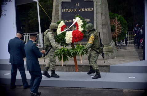 Miembros de la 26 Zona Militar, encabezados por el General de Brigada Federico Eduardo Solórzano Barragán, montaron Guardia de Honor ante el monumento a Miguel Hidalgo. 