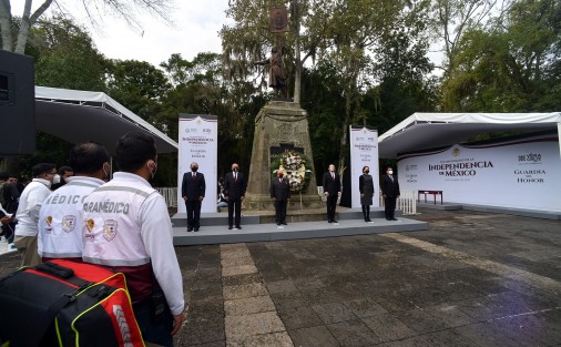 Roberto Ramos Alor, titular de la Secretaría de Salud, encabezó la Guardia de Honor en el marco del 210 aniversario del Inicio de la gesta de la Independencia. 