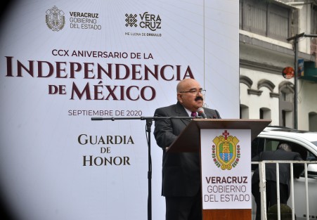 Roberto Ramos Alor, titular de la Secretaría de Salud, encabezó la Guardia de Honor en el marco del 210 aniversario del Inicio de la gesta de la Independencia. 