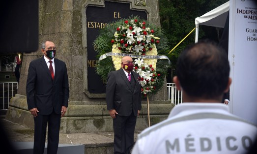 Roberto Ramos Alor, titular de la Secretaría de Salud, encabezó la Guardia de Honor en el marco del 210 aniversario del Inicio de la gesta de la Independencia. 