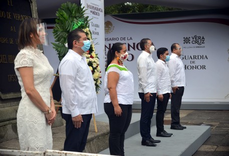 Xóchitl Arbesú, secretaria de Turismo Estatal, montó la Guardia de Honor al monumento al padre de la patria, Miguel Hidalgo, en el parque de Los Berros.