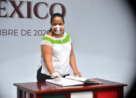 Xóchitl Arbesú, secretaria de Turismo Estatal, montó la Guardia de Honor al monumento al padre de la patria, Miguel Hidalgo, en el parque de Los Berros.