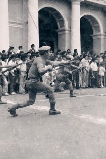 Años 90s, cuando la población participaba más activamente y respetuosamente en los desfiles de las fiestas patrias