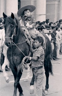 Años 90s, cuando la población participaba más activamente y respetuosamente en los desfiles de las fiestas patrias 