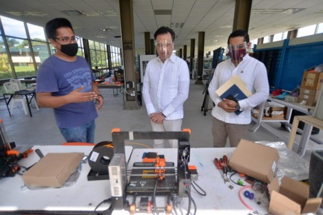 El Gobernador Cuitláhuac García Jiménez realizó un recorrido en el Instituto Tecnológico Superior de Poza Rica para supervisar sus instalaciones, así como el trabajo que han realizado estudiantes y docentes para generar algunos insumos, como caretas durante esta pandemia.
