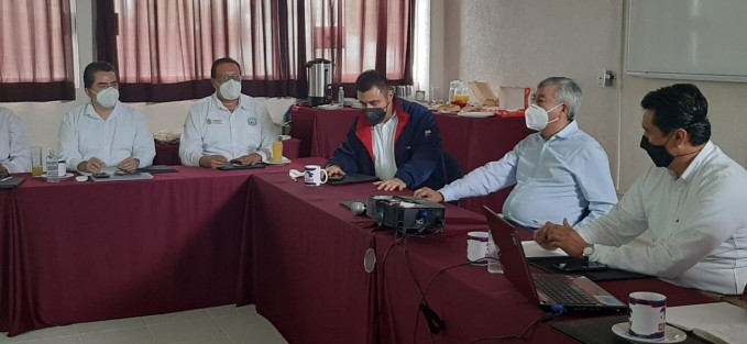 El Rector de la Universidad Tecnológica del Sureste de Veracruz, Mtro. Julio César Sandria Reynoso; compartió durante la tercera reunión de directores del Sur, la convocatoria de la mesa de trabajo virtual del <em>Programa de desarrollo del Istmo de Tehuantepec</em>. Además de los rectores de los ITS de la región, participaron en la reunión el Ing. David Hernández Santiago, Director de Educación Tecnológica y el Mtro. Carlos Mateo Hernández, Jefe del Departamento Académico de la Dirección de Educación Tecnológica. 