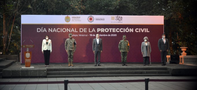 El gobernador de Veracruz, Cuitláhuac García Jiménez, encabezó la ceremonia conmemorativa al Día Nacional de la Protección Civil, en el parque Benito Juárez de la ciudad de Xalapa, en homenaje a las víctimas de los terremotos de 1985 y 2017. Presentes la titular de la SPC, Guadalupe Osorno; de la SEV, Zenyazen Escobar; la presidenta del TSJ, Sofía Martínez, así como representantes del Ejército y SEMAR.