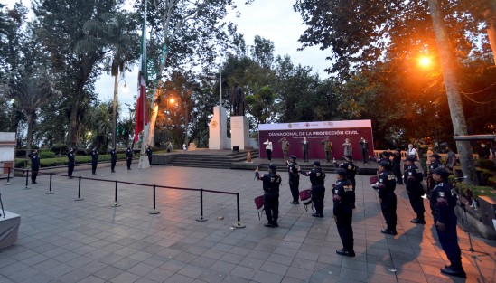 El gobernador de Veracruz, Cuitláhuac García Jiménez, encabezó la ceremonia conmemorativa al Día Nacional de la Protección Civil, en el parque Benito Juárez de la ciudad de Xalapa, en homenaje a las víctimas de los terremotos de 1985 y 2017. Presentes la titular de la SPC, Guadalupe Osorno; de la SEV, Zenyazen Escobar; la presidenta del TSJ, Sofía Martínez, así como representantes del Ejército y SEMAR.
